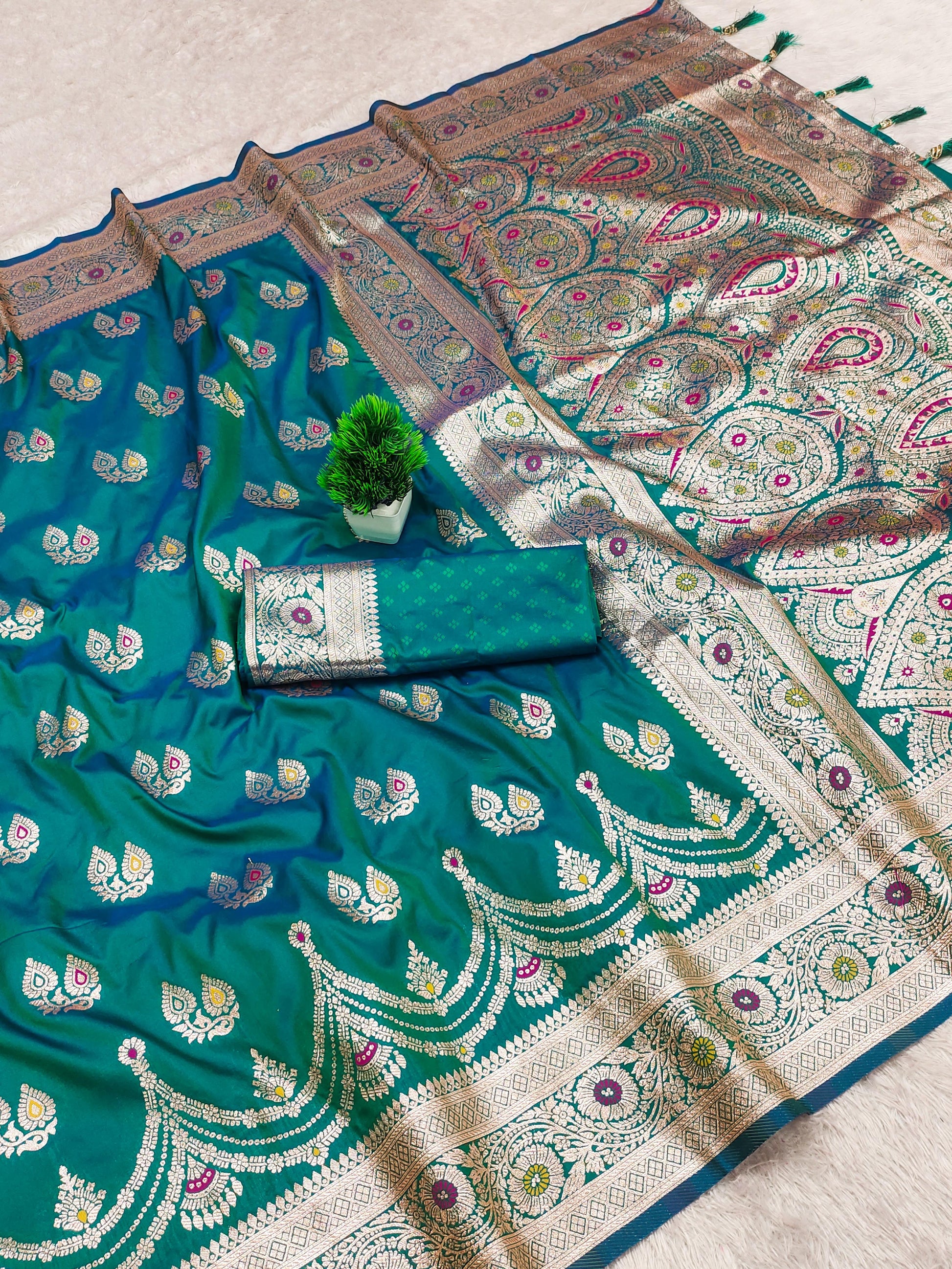 Eloquence Rama Soft Banarasi Silk Saree With Panoply Blouse Piece