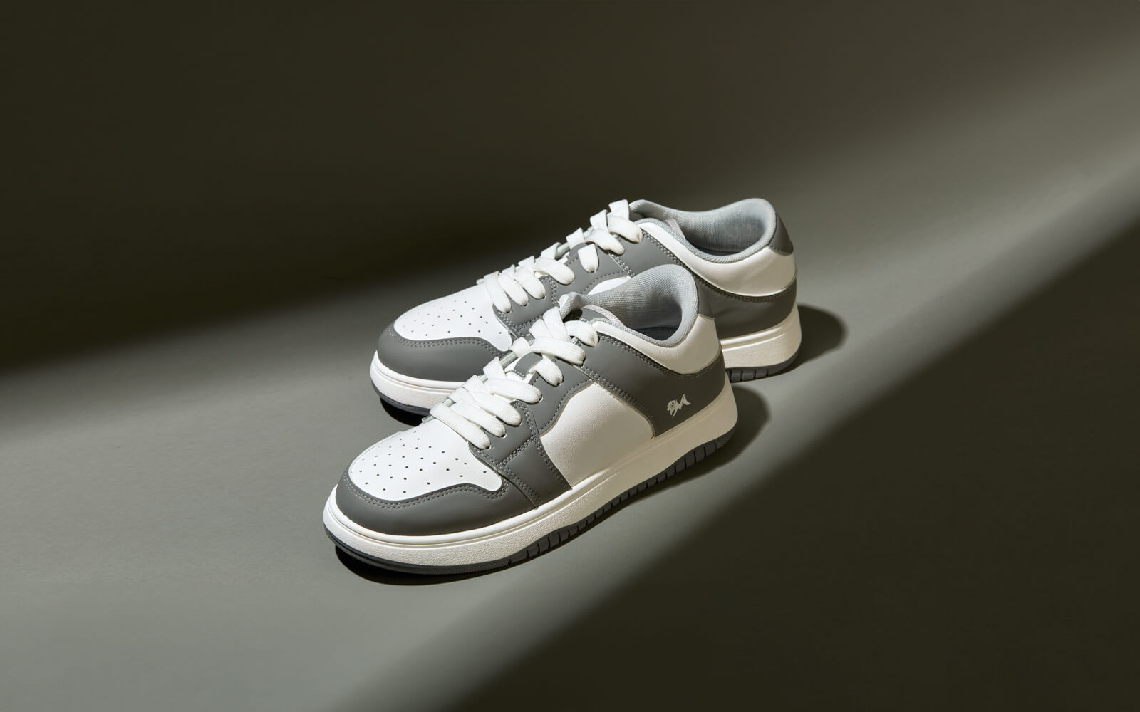 The Hip Hep : Grey-White