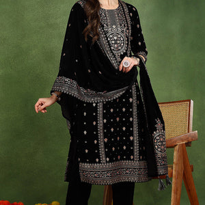 Black Velvet Ethnic Motifs Printed Straight Suit Set PKSKD2768