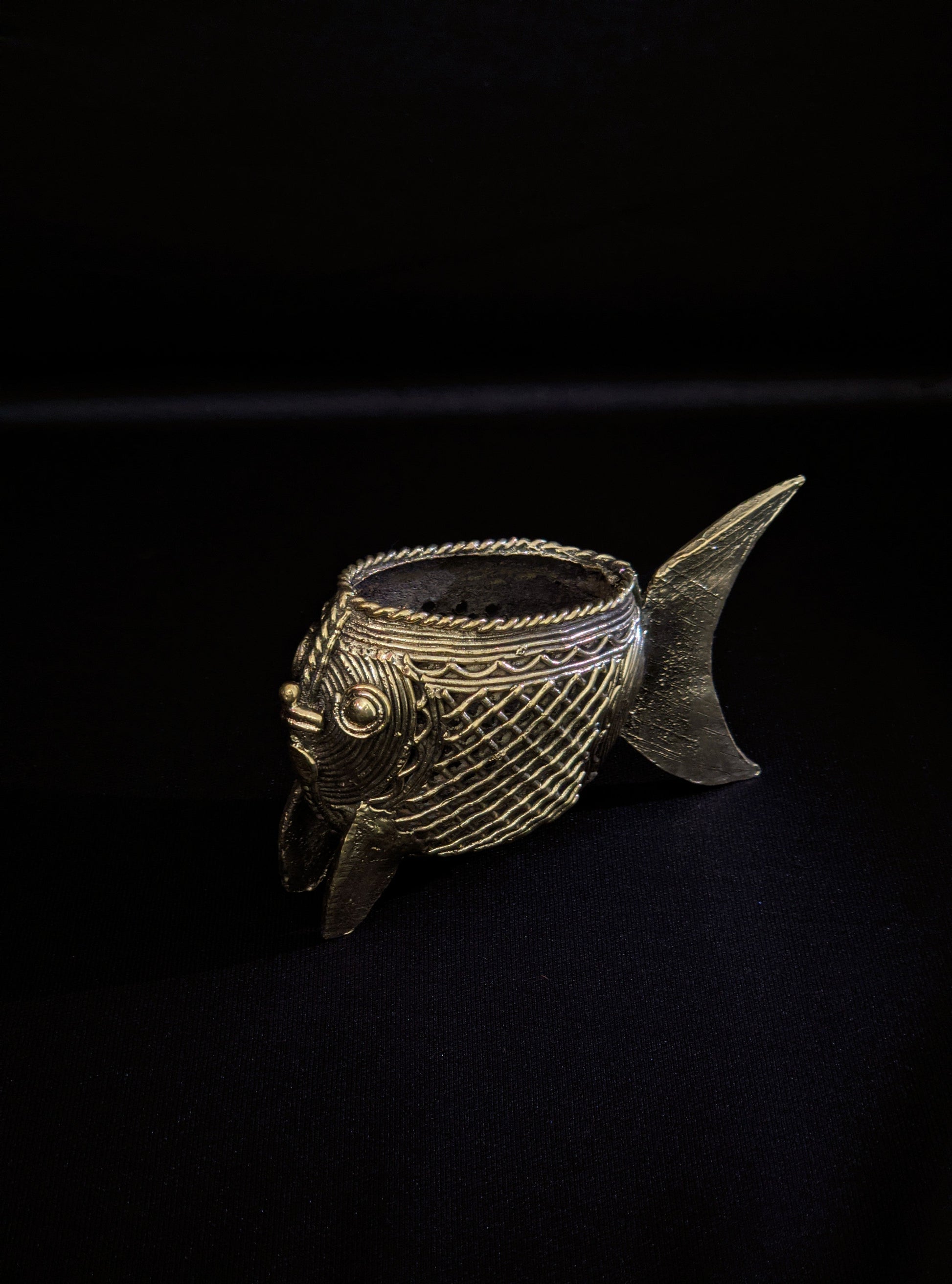 Handmade Dhokra Net Fish Pen Stand