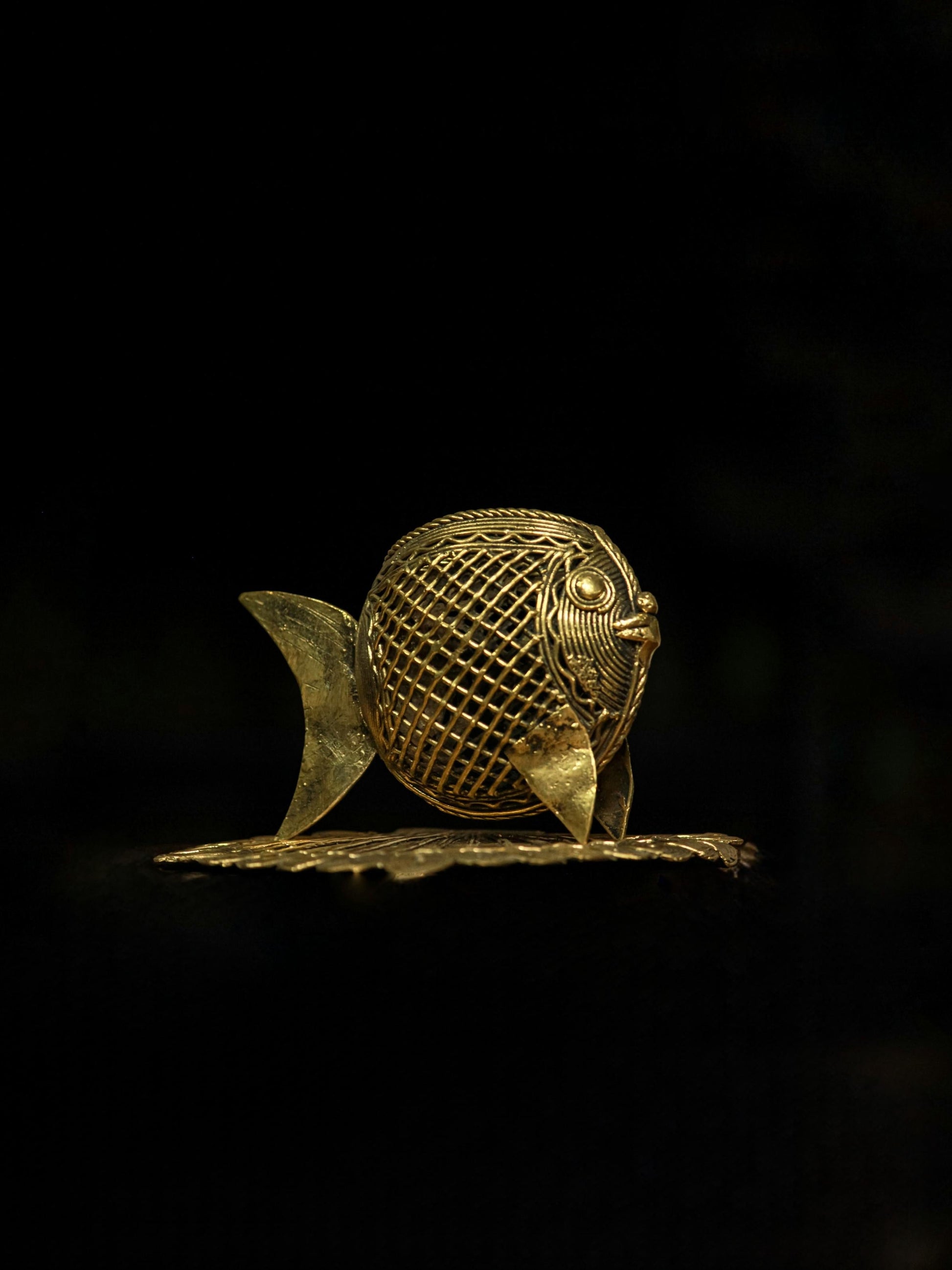 Handmade Dhokra Net Fish Pen Stand