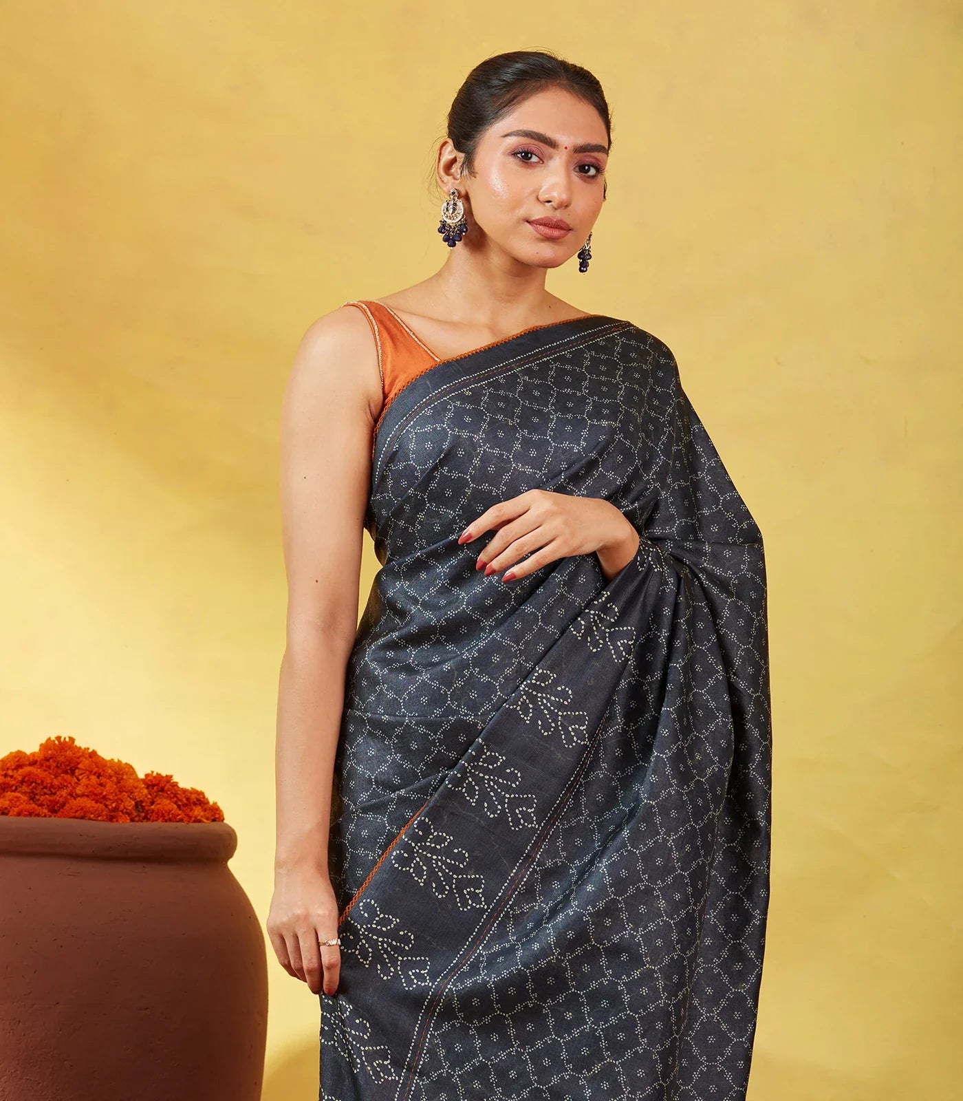 Black Handloom Tussar Silk Saree Printed With Jaal Motifs