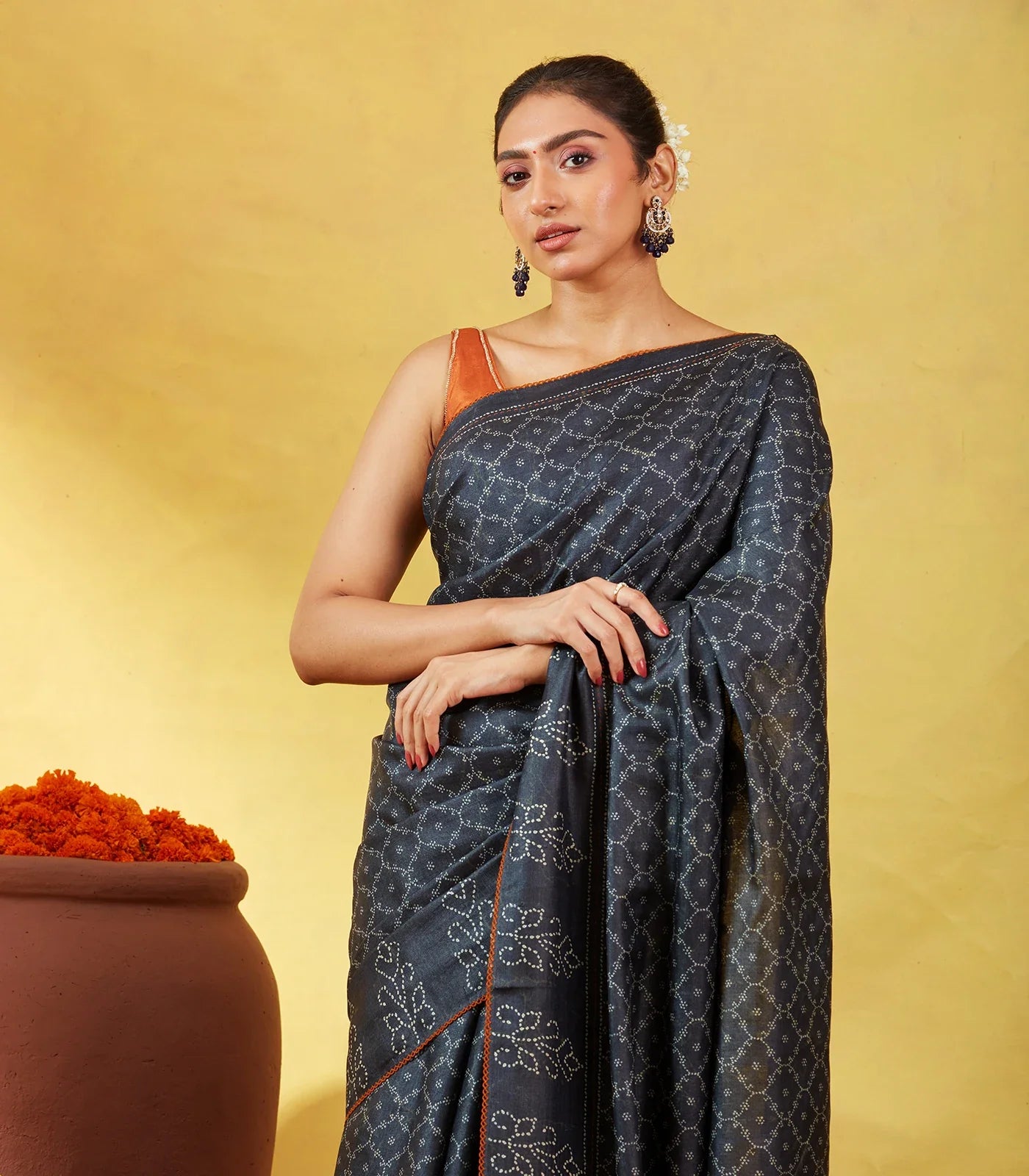 Black Handloom Tussar Silk Saree Printed With Jaal Motifs