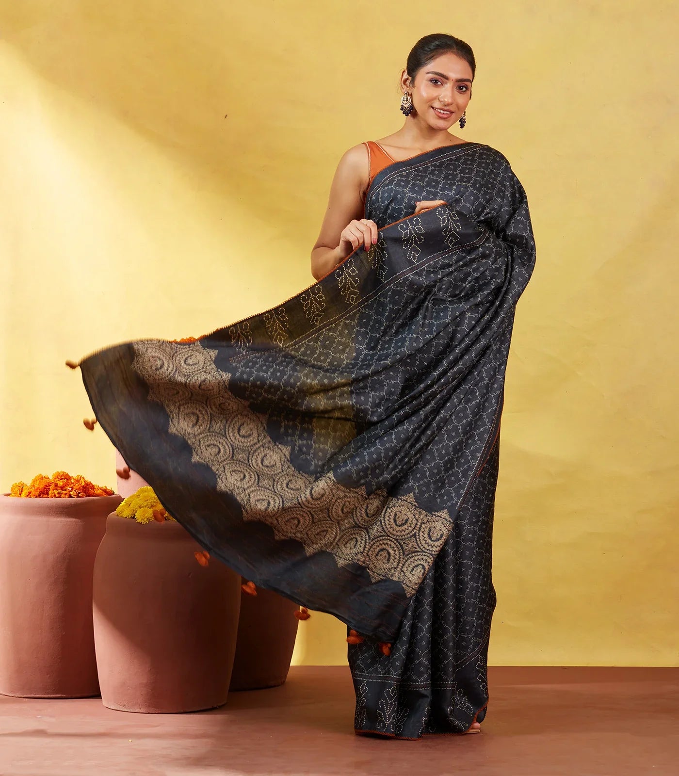 Black Handloom Tussar Silk Saree Printed With Jaal Motifs