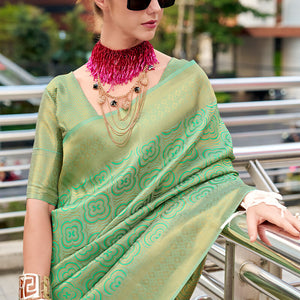 Incomparable Green Kanjivaram Silk Saree With Felicitous Blouse Piece