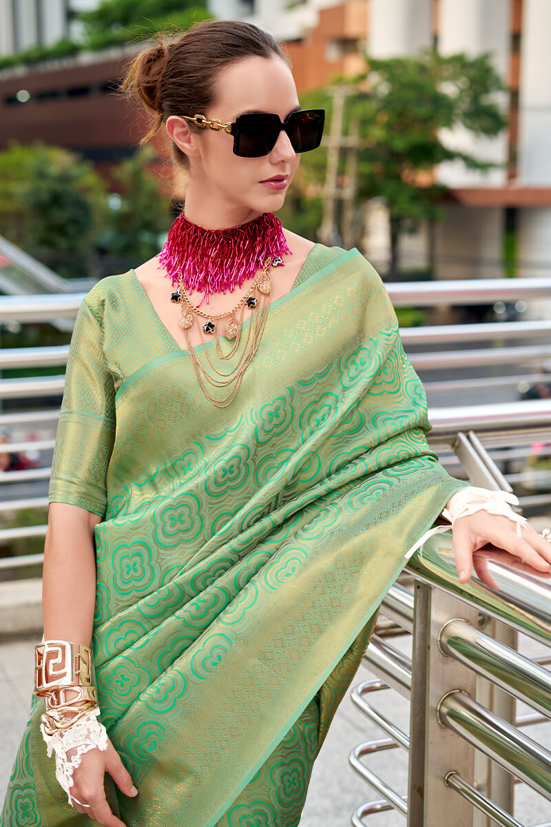 Incomparable Green Kanjivaram Silk Saree With Felicitous Blouse Piece