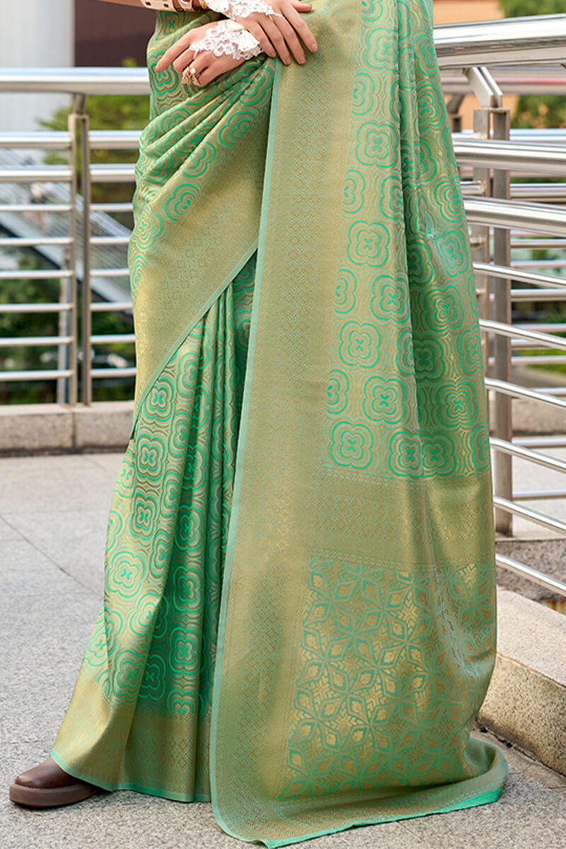 Incomparable Green Kanjivaram Silk Saree With Felicitous Blouse Piece
