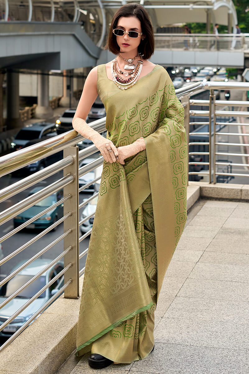 Flameboyant Mehndi Kanjivaram Silk Saree With Cynosure Blouse Piece