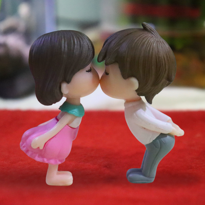 Romantic Kissing Couple Miniature – Cute Love Figurine for Fairy Garden & Home Decor