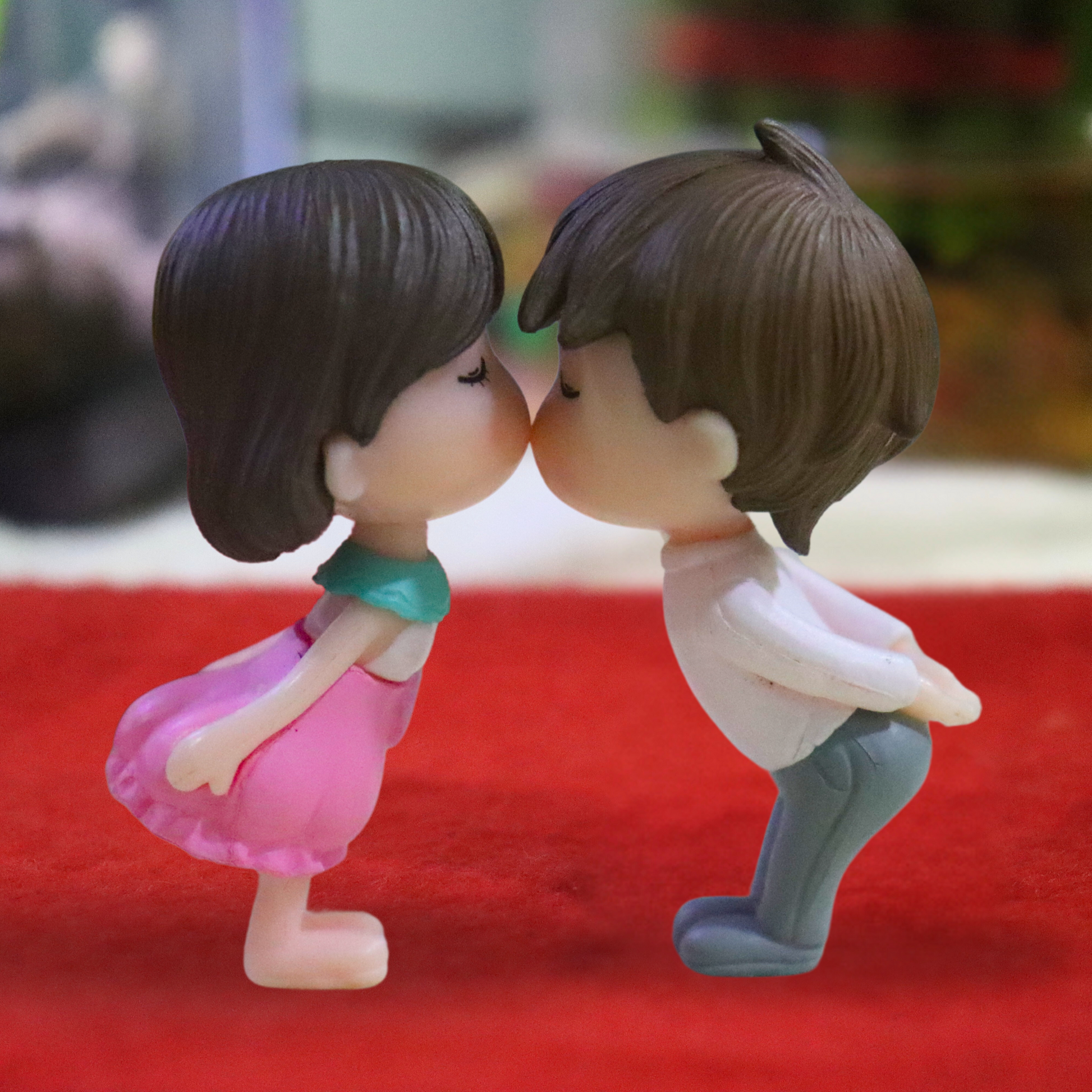 Romantic Kissing Couple Miniature – Cute Love Figurine for Fairy Garden & Home Decor
