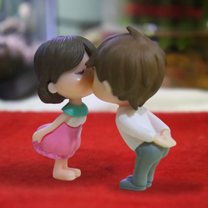 Romantic Kissing Couple Miniature – Cute Love Figurine for Fairy Garden & Home Decor