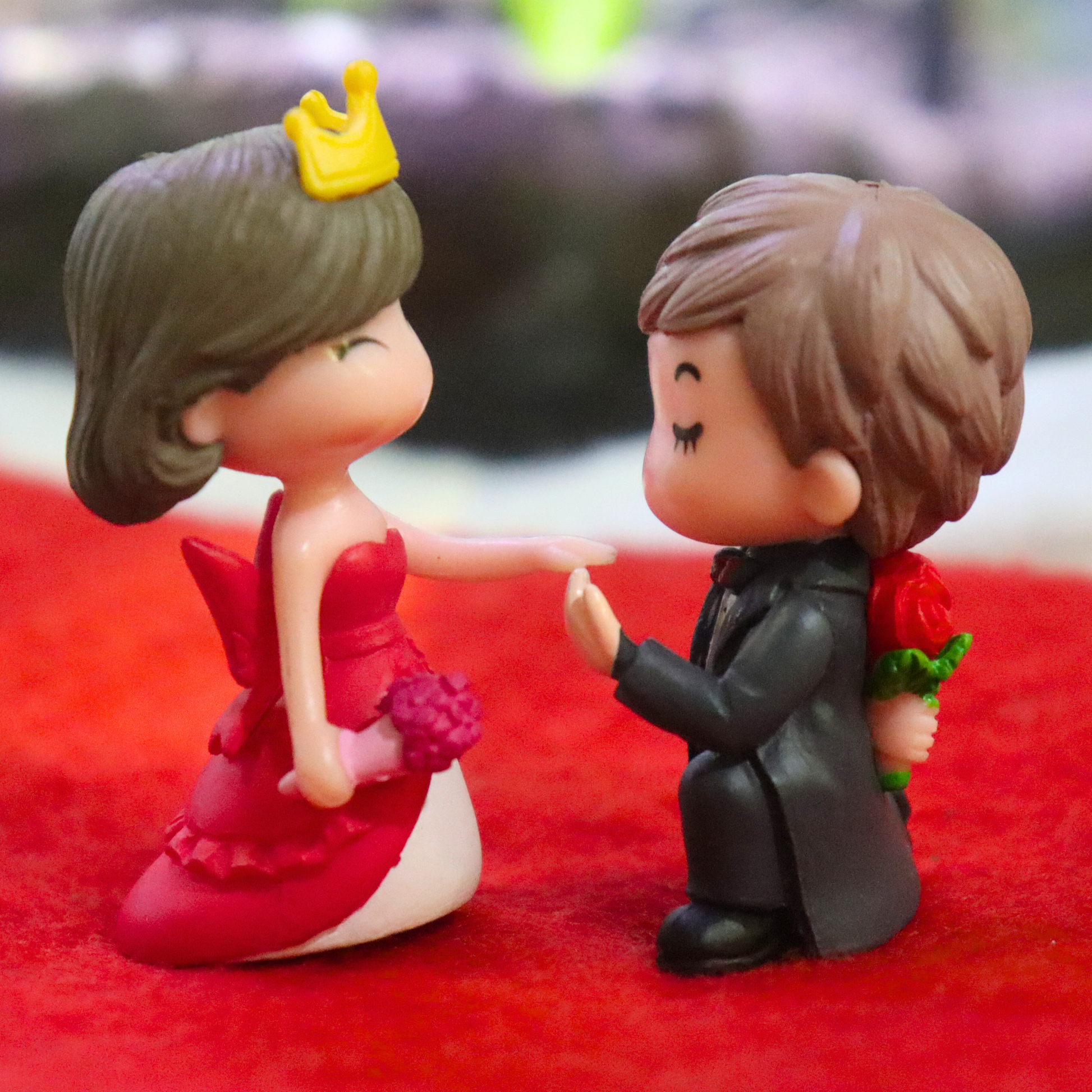 Romantic Proposal Miniature – Cute Wedding Couple Figurine for Fairy Garden & Home Decor