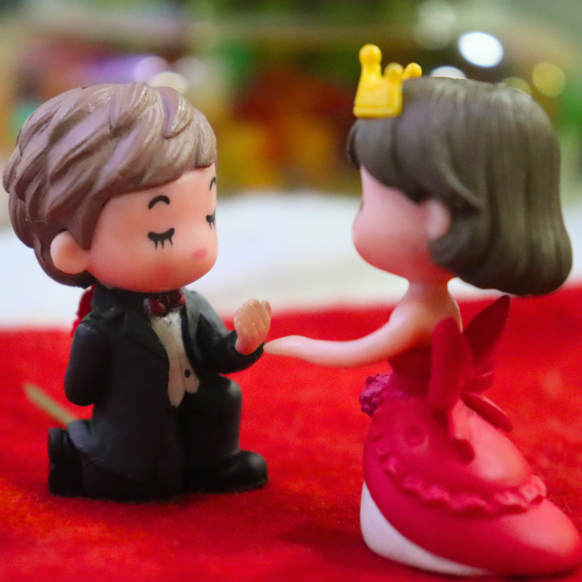 Romantic Proposal Miniature – Cute Wedding Couple Figurine for Fairy Garden & Home Decor