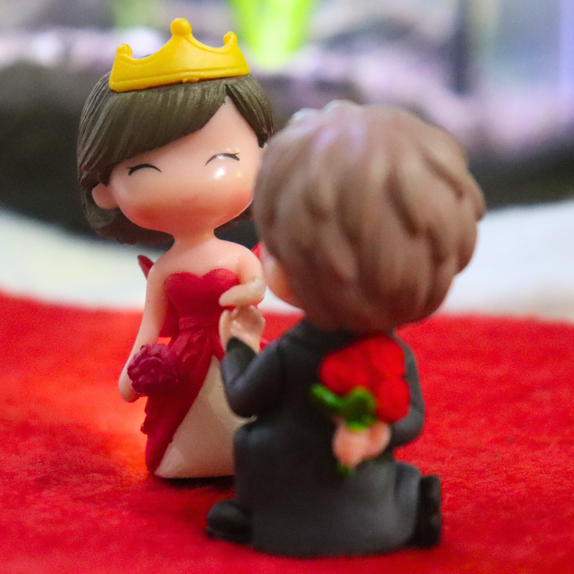Romantic Proposal Miniature – Cute Wedding Couple Figurine for Fairy Garden & Home Decor