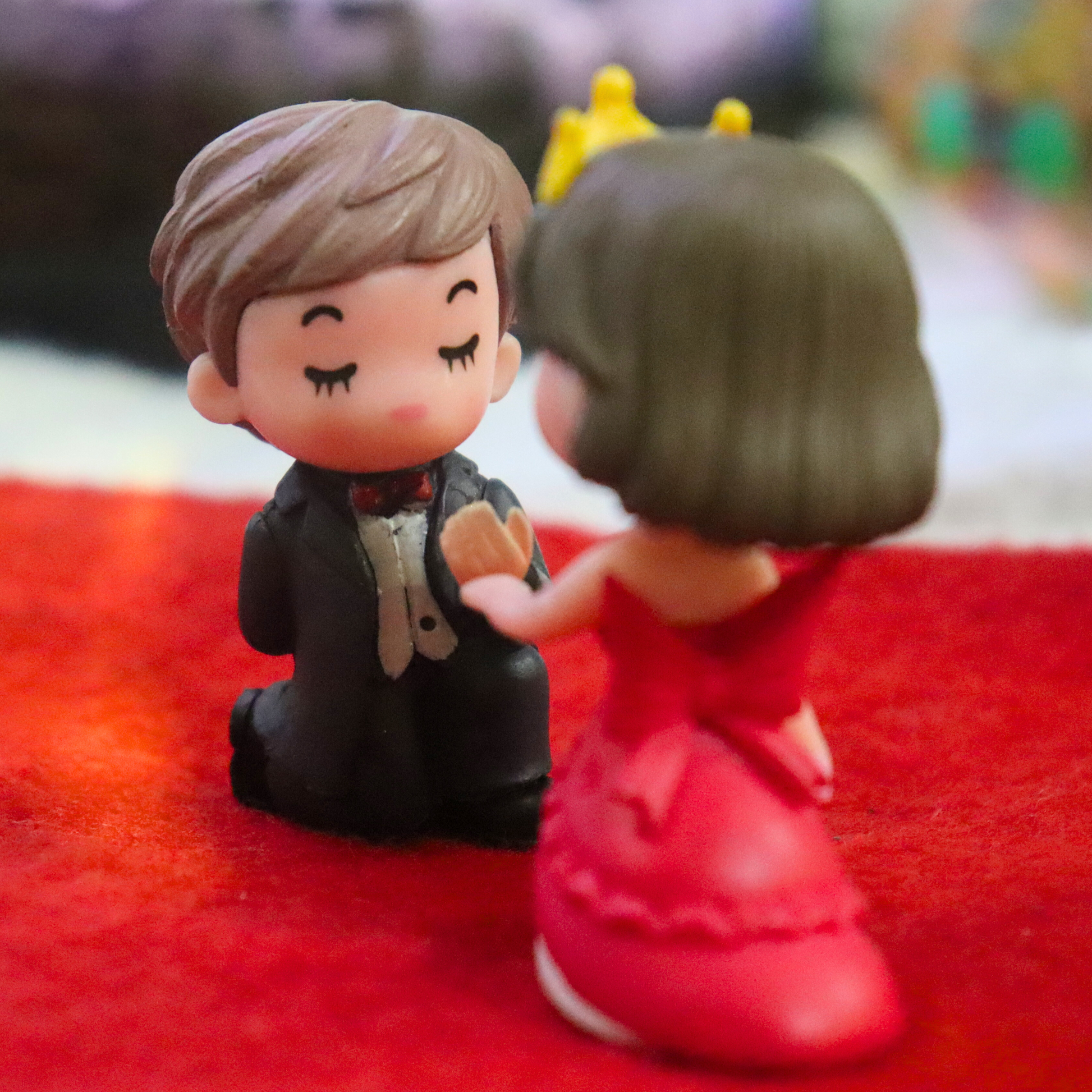 Romantic Proposal Miniature – Cute Wedding Couple Figurine for Fairy Garden & Home Decor