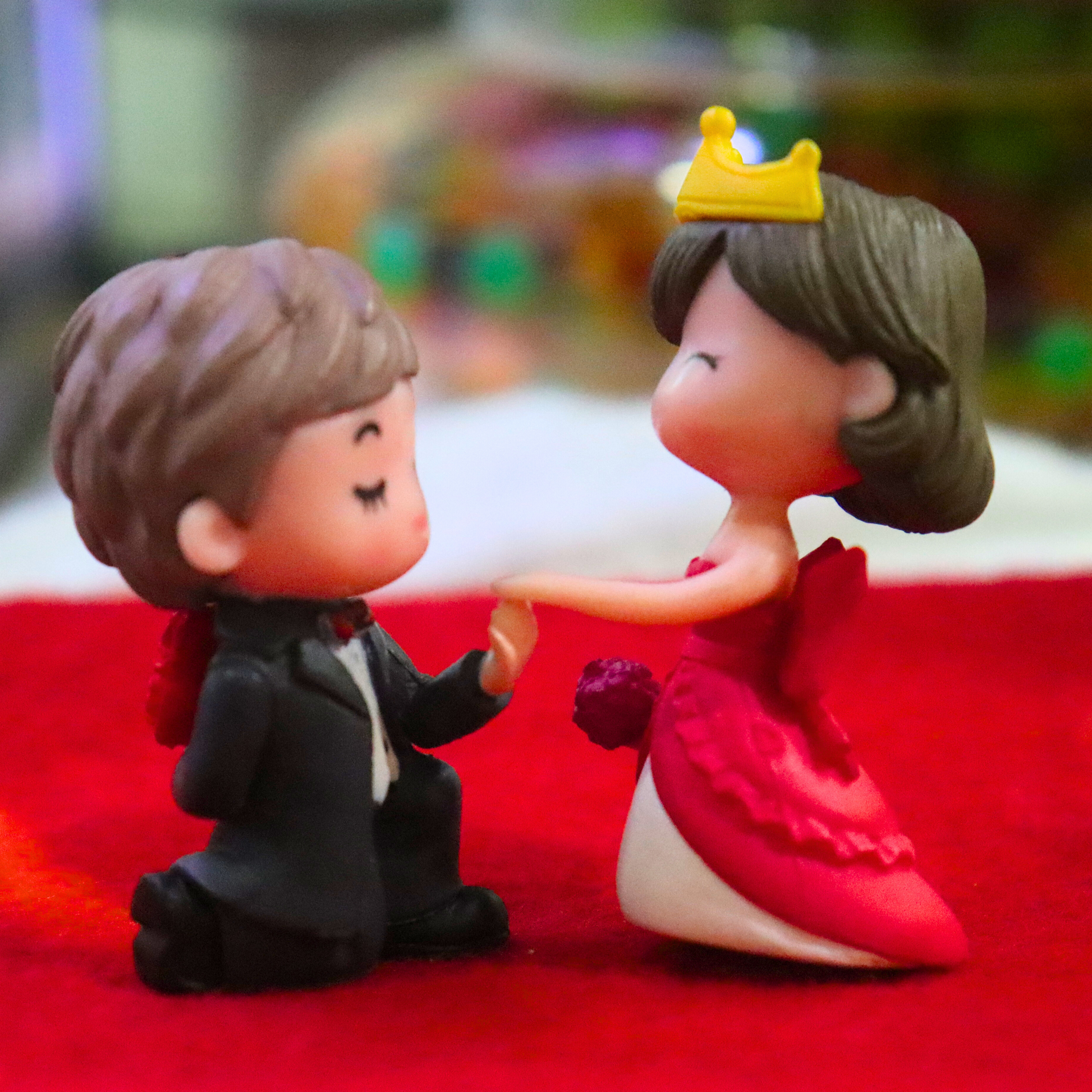 Romantic Proposal Miniature – Cute Wedding Couple Figurine for Fairy Garden & Home Decor