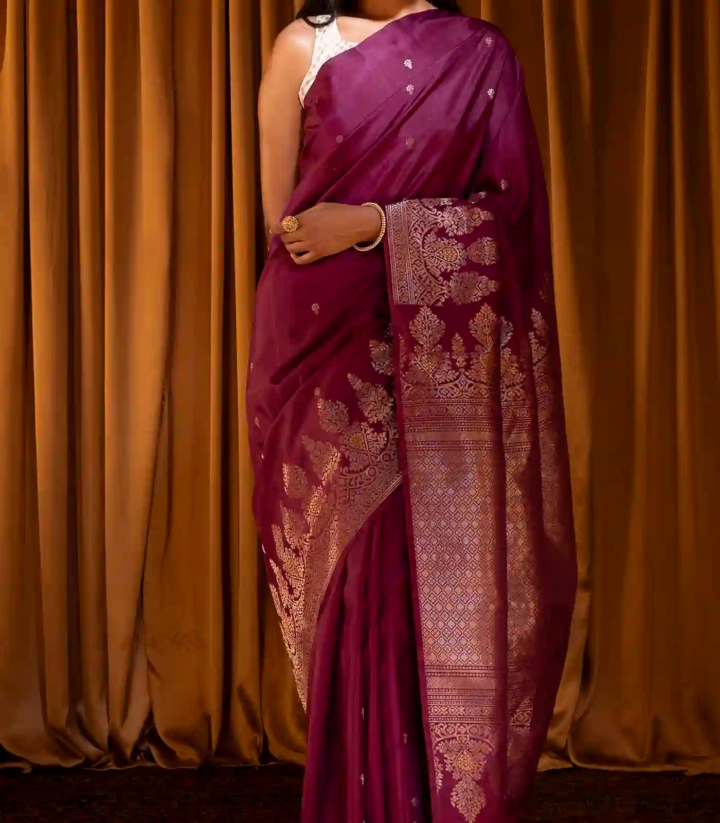 Magenta Handloom Soft Silk Saree With Floral Buttas-Magenta