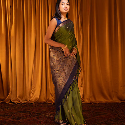Green Handloom Soft Silk Saree With Kamalam Buttas-Green