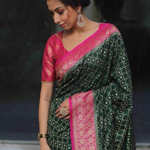 Flameboyant Dark Green Soft Silk Saree With Beauteous Blouse Piece