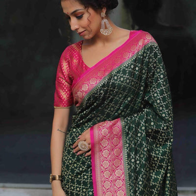 Flameboyant Dark Green Soft Silk Saree With Beauteous Blouse Piece