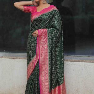 Flameboyant Dark Green Soft Silk Saree With Beauteous Blouse Piece