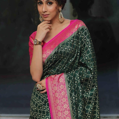 Flameboyant Dark Green Soft Silk Saree With Beauteous Blouse Piece