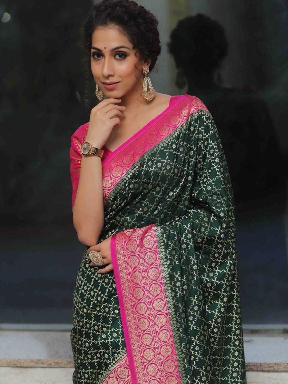Flameboyant Dark Green Soft Silk Saree With Beauteous Blouse Piece