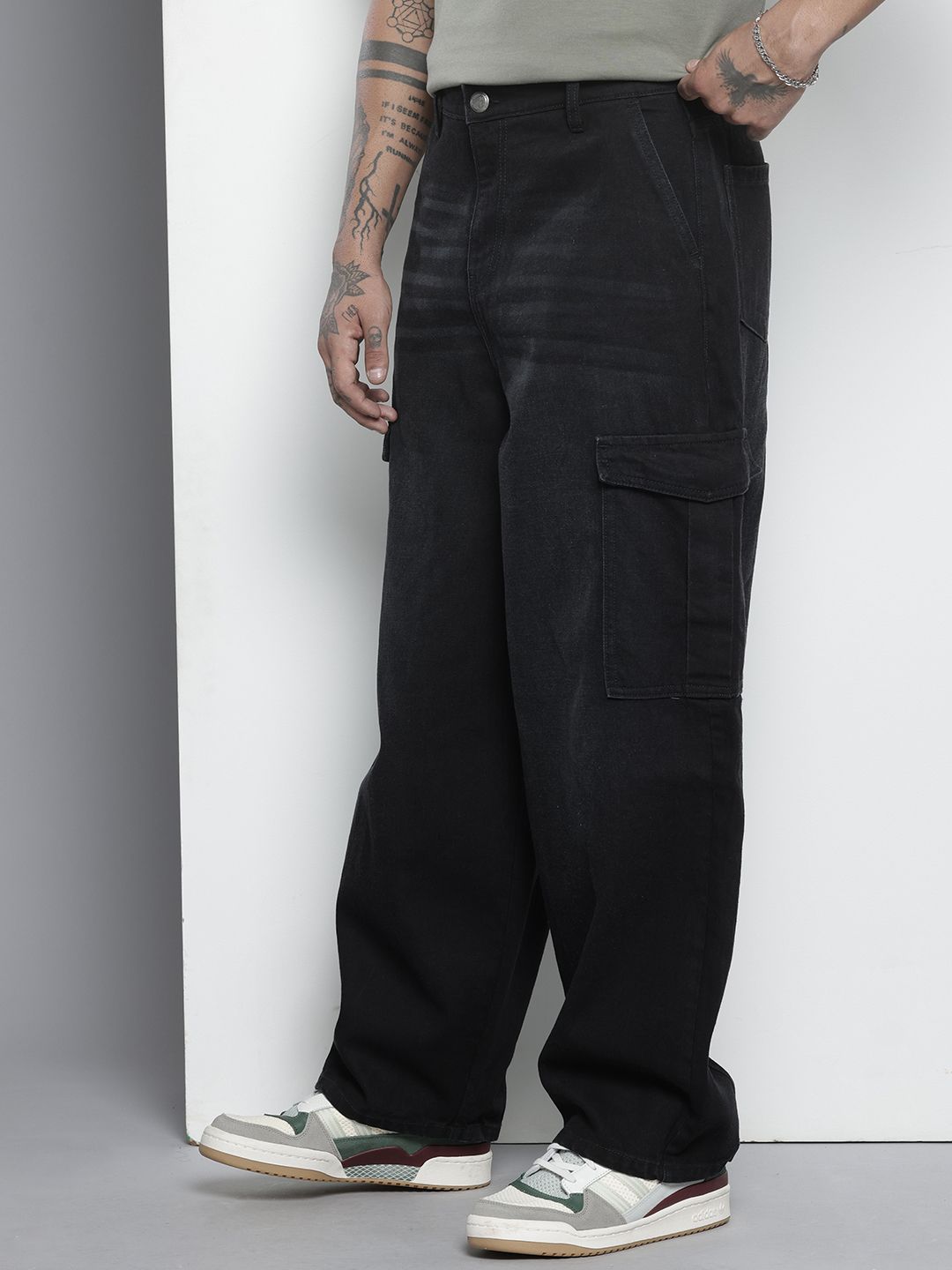 Men's Black Relaxed Fit Solid Cargo Jeans