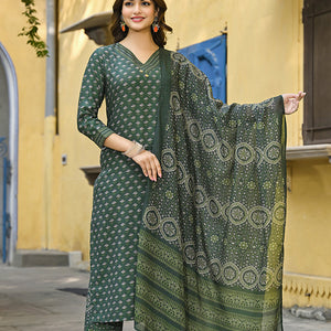 Green Cotton Blend Floral Printed Straight Suit Set VKSKD2298