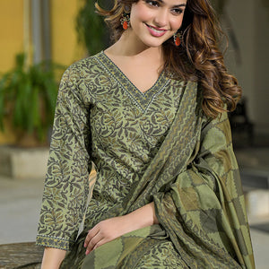 Green Cotton Blend Floral Printed Straight Suit Set VKSKD2303