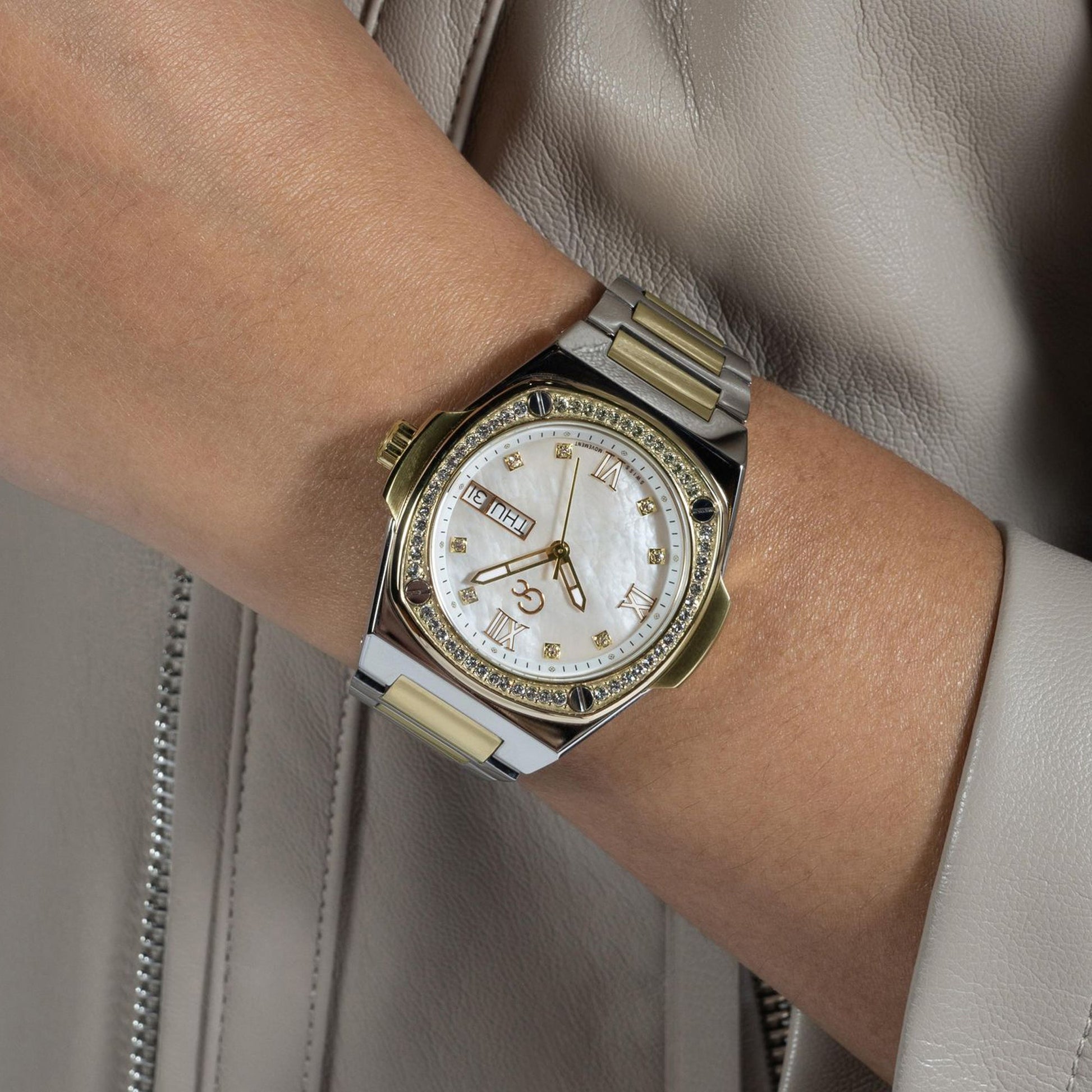 Coussin Shape Lady Women Quartz White Dial Analog Stainless Steel Watch Y98008L1MF