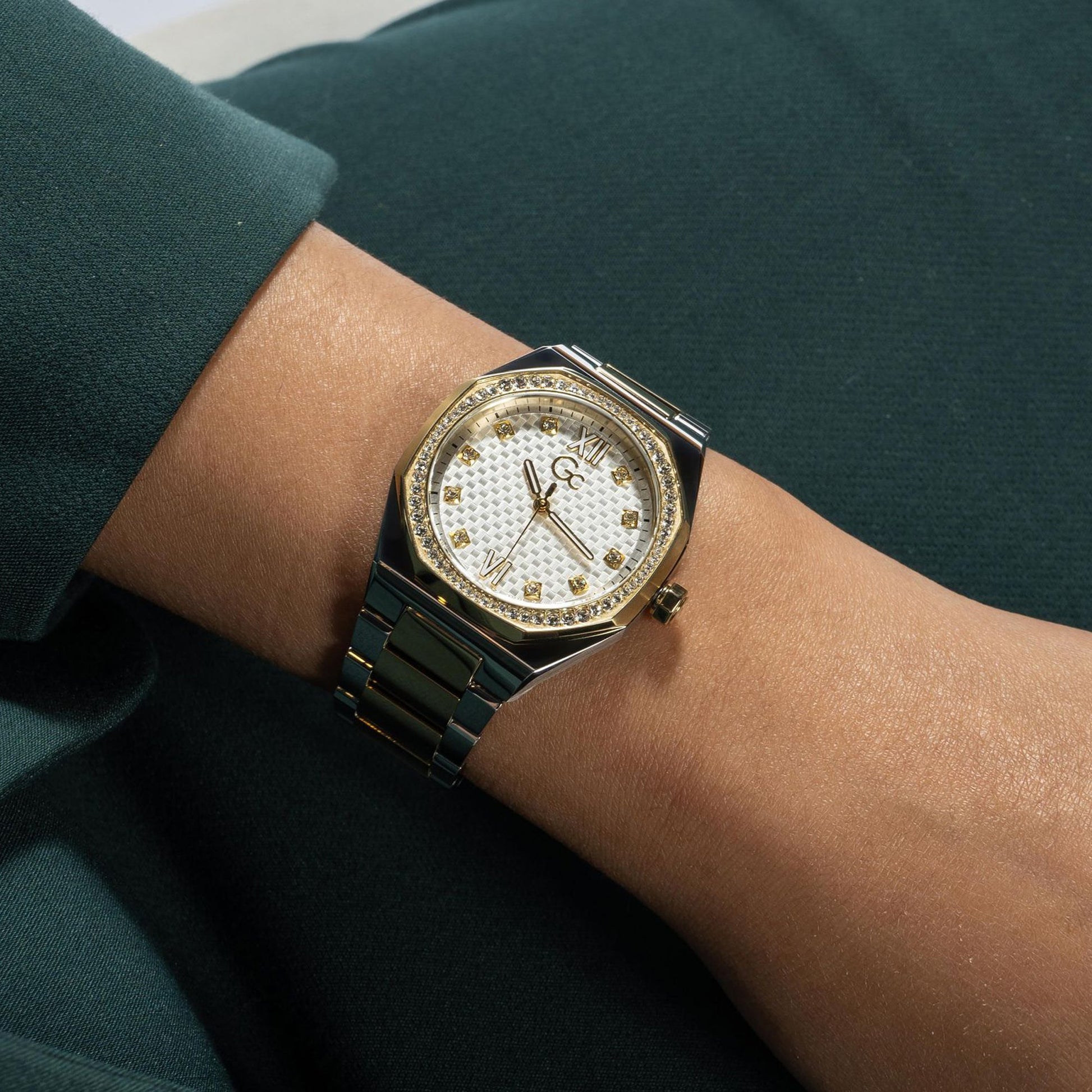 Coussin Sleek Lady Women Quartz White Dial Analog Stainless Steel Watch Z25002L1MF