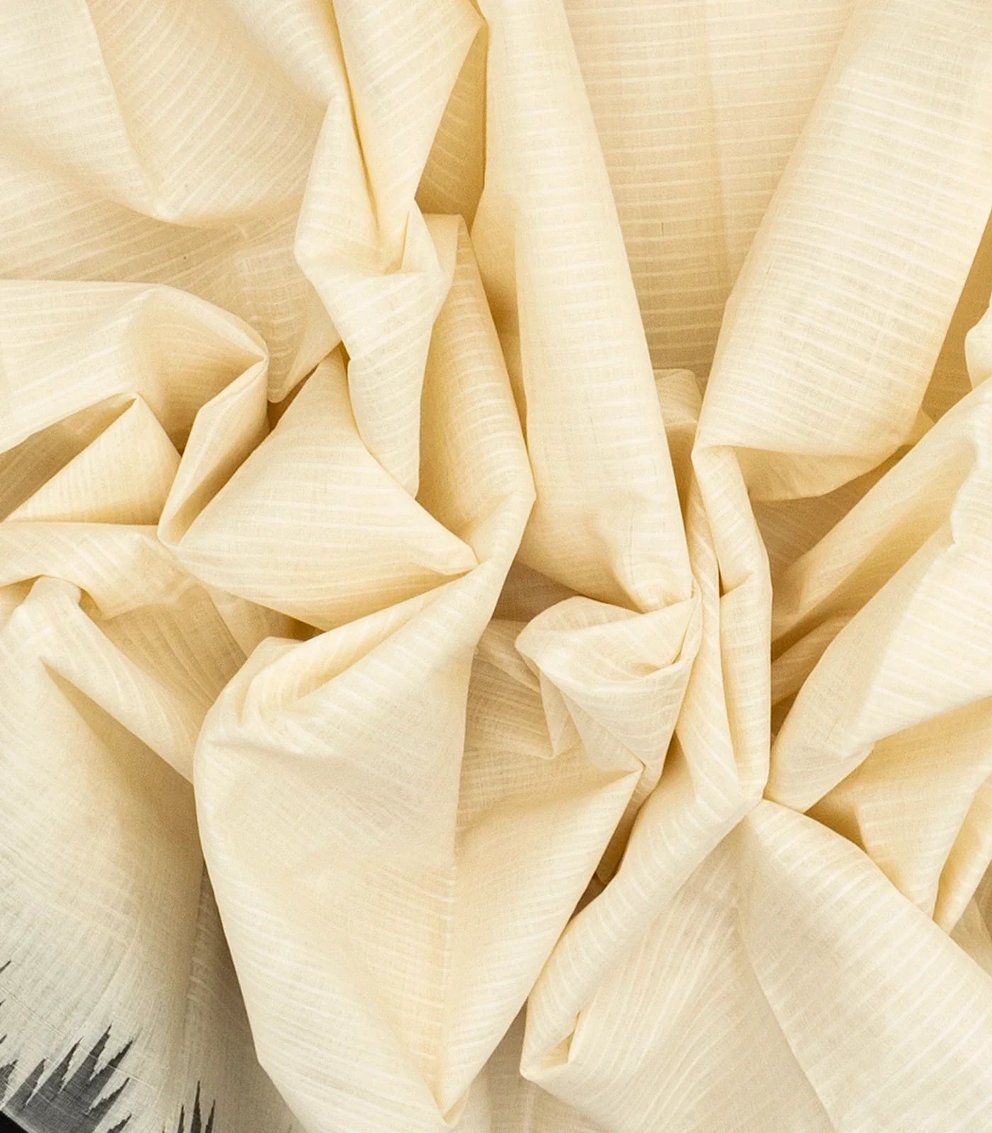 White Handloom Korvai Kanchi Cotton Saree With Contrast Temple Border