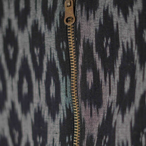 Black and Grey Alat Palat