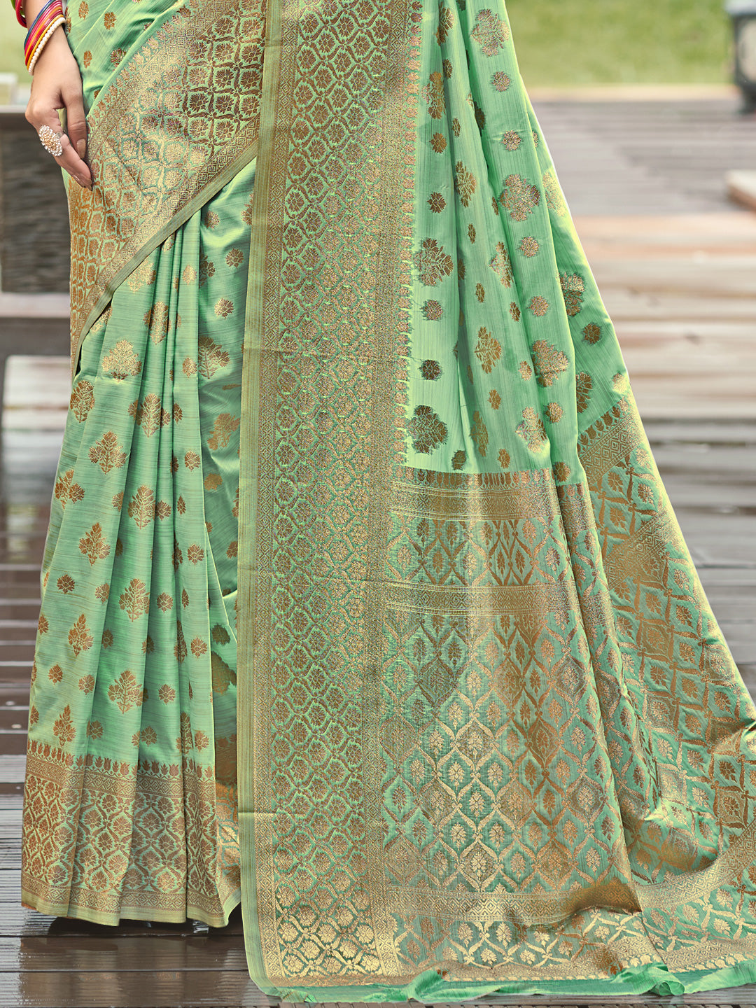 Green Silk Saree With Blouse Piece