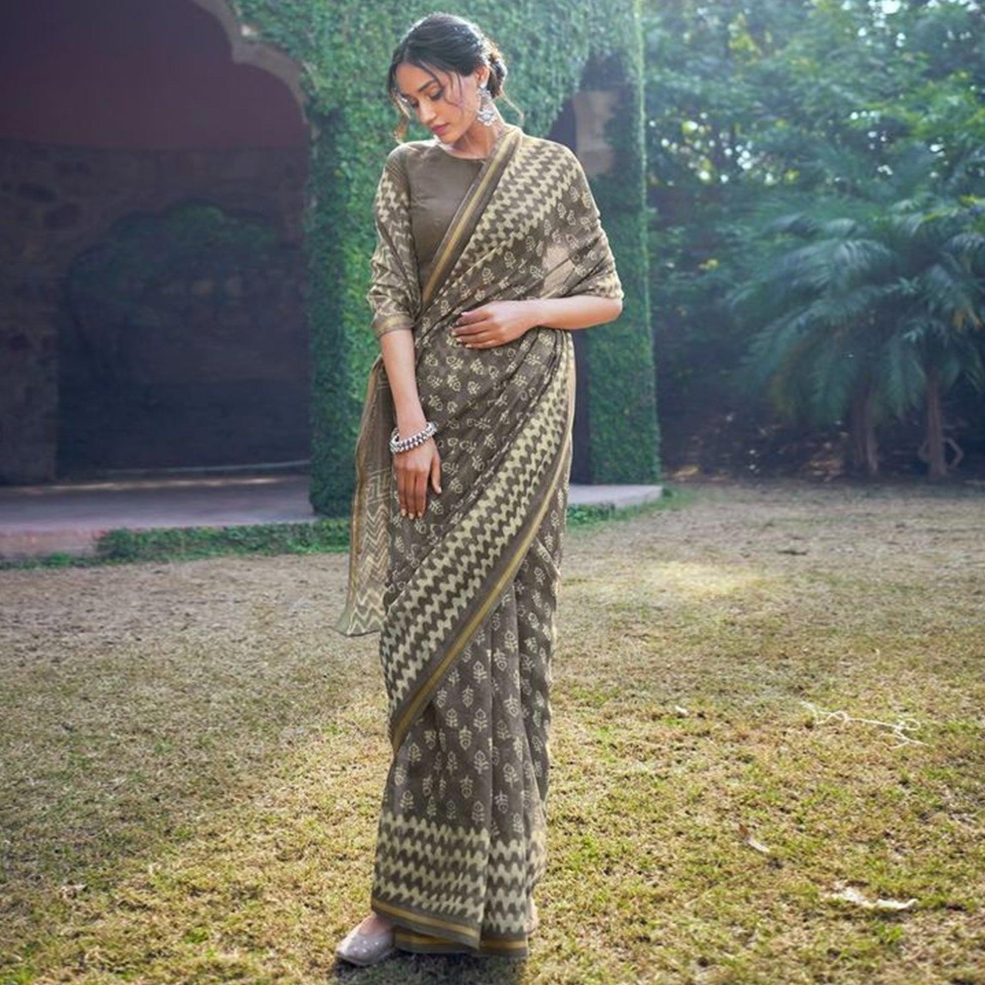 Captivating Grey Colored Party Wear Handloom Zari Border Cotton Linen Saree