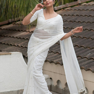 Chamakta safed chumki