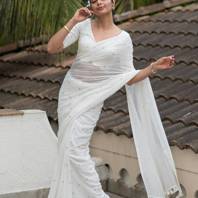 Chamakta safed chumki