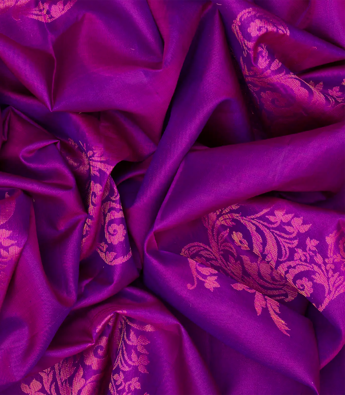 Magenta Handloom Soft Silk Saree With Floral Zari Butta -Magenta