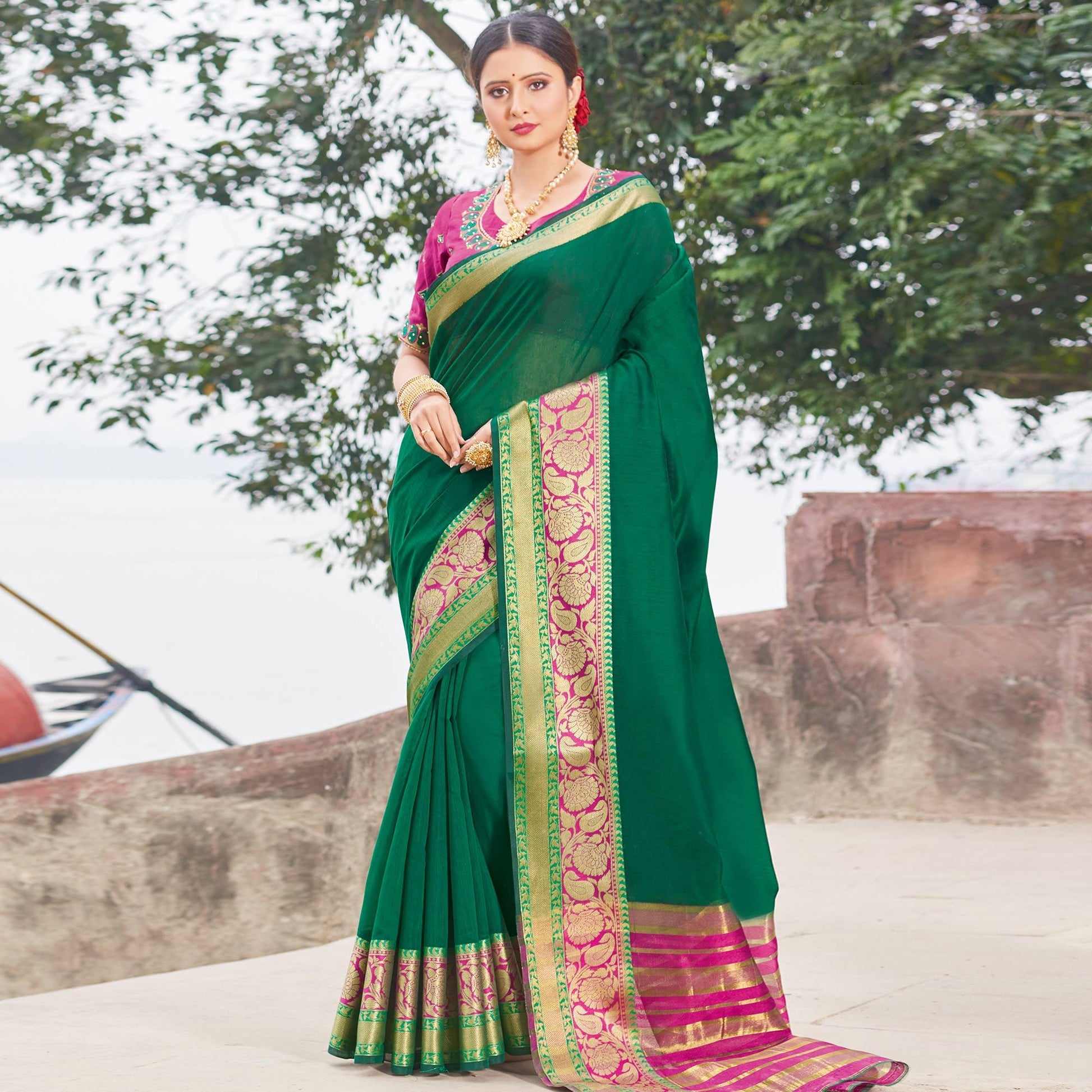 Demanding Dark Green Colored Festive Wear Woven Handloom Silk Saree