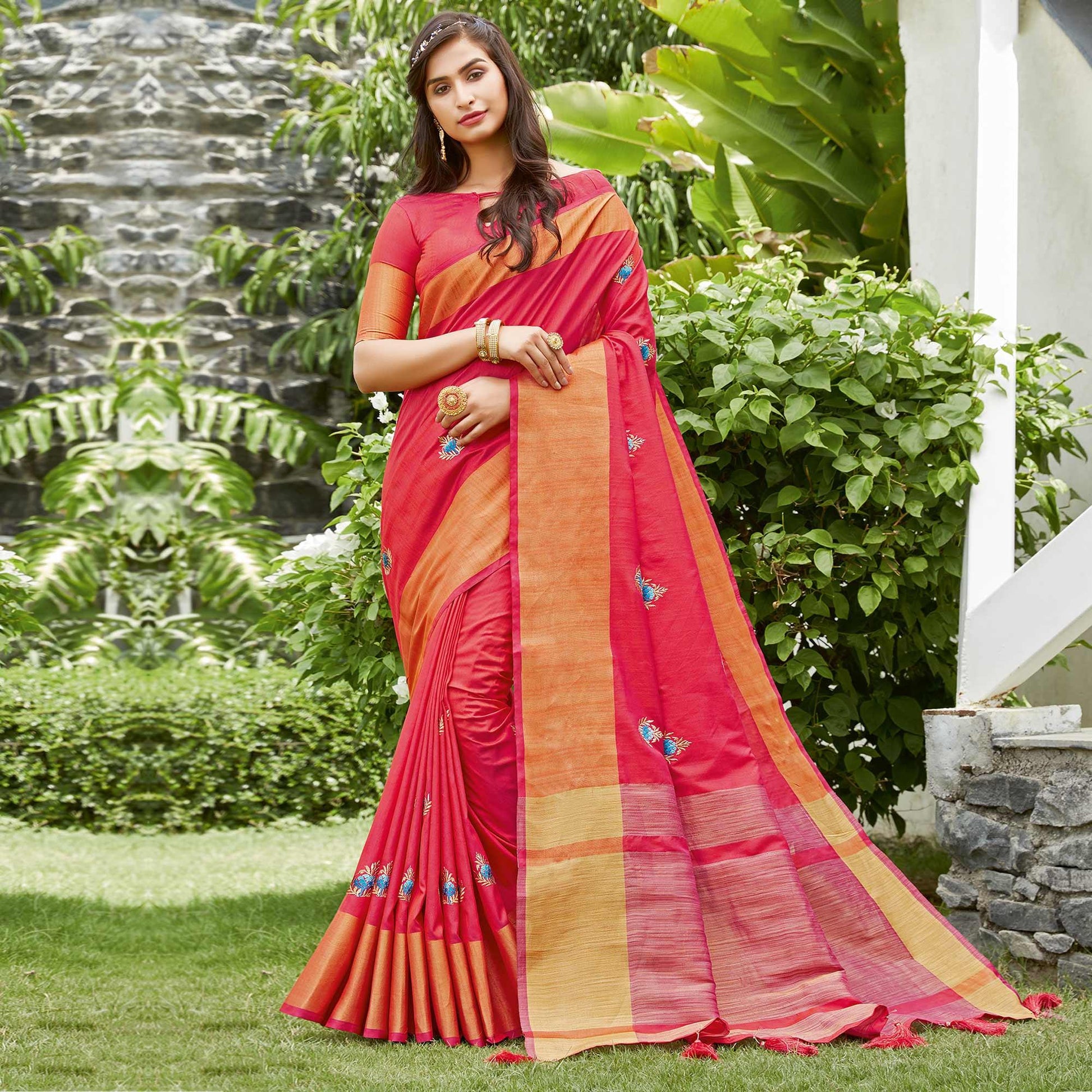 Demanding Pink Colored Festive Wear Woven Handloom Silk Saree