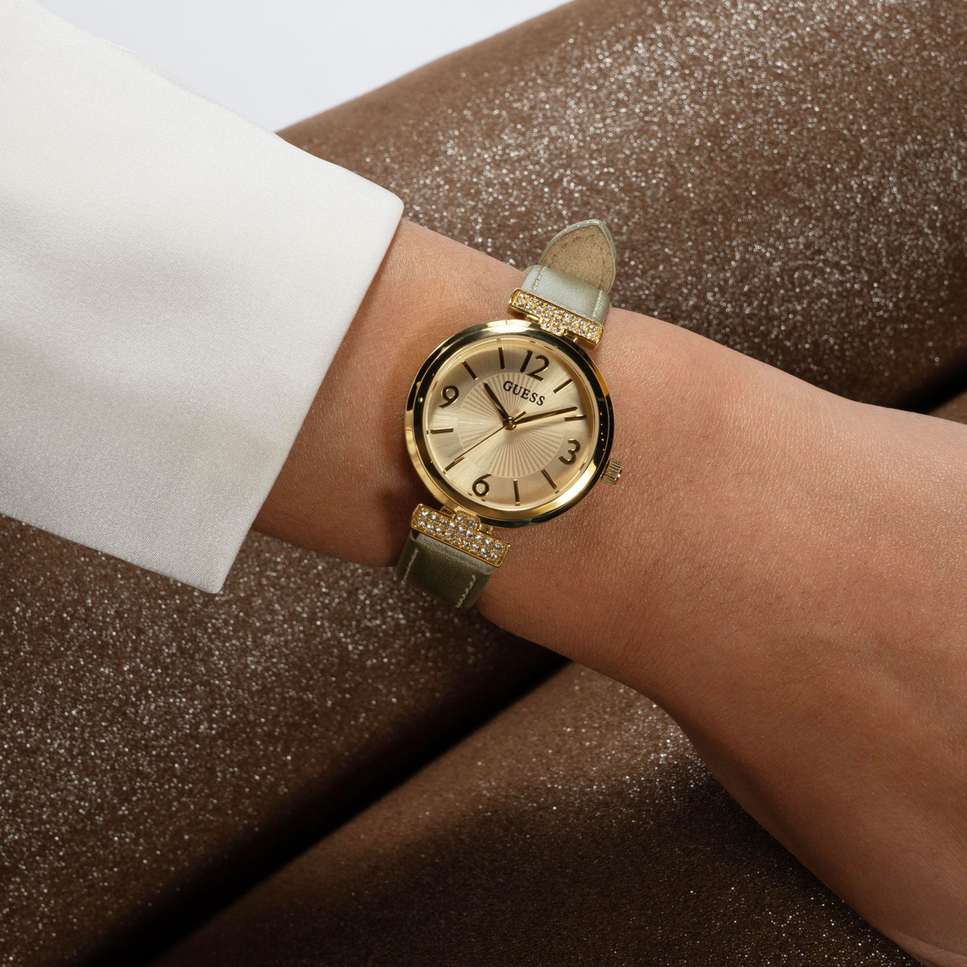 Array Women Quartz Champagne Dial Analog Leather Watch GW0614L2