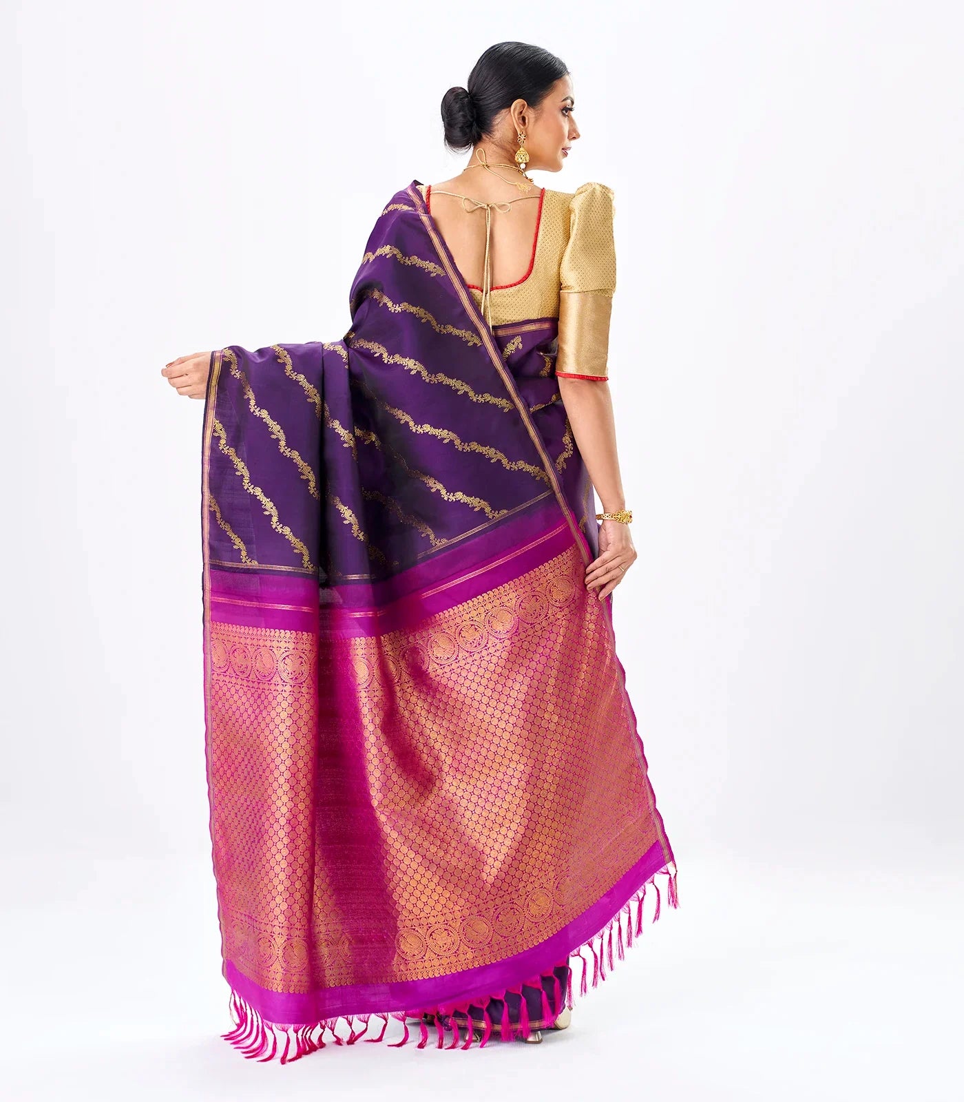 Magenta Handloom Kanchipuram Silk Saree With Diagonal Floral Motifs