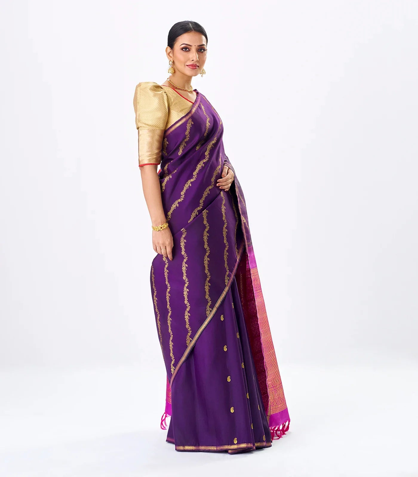 Magenta Handloom Kanchipuram Silk Saree With Diagonal Floral Motifs