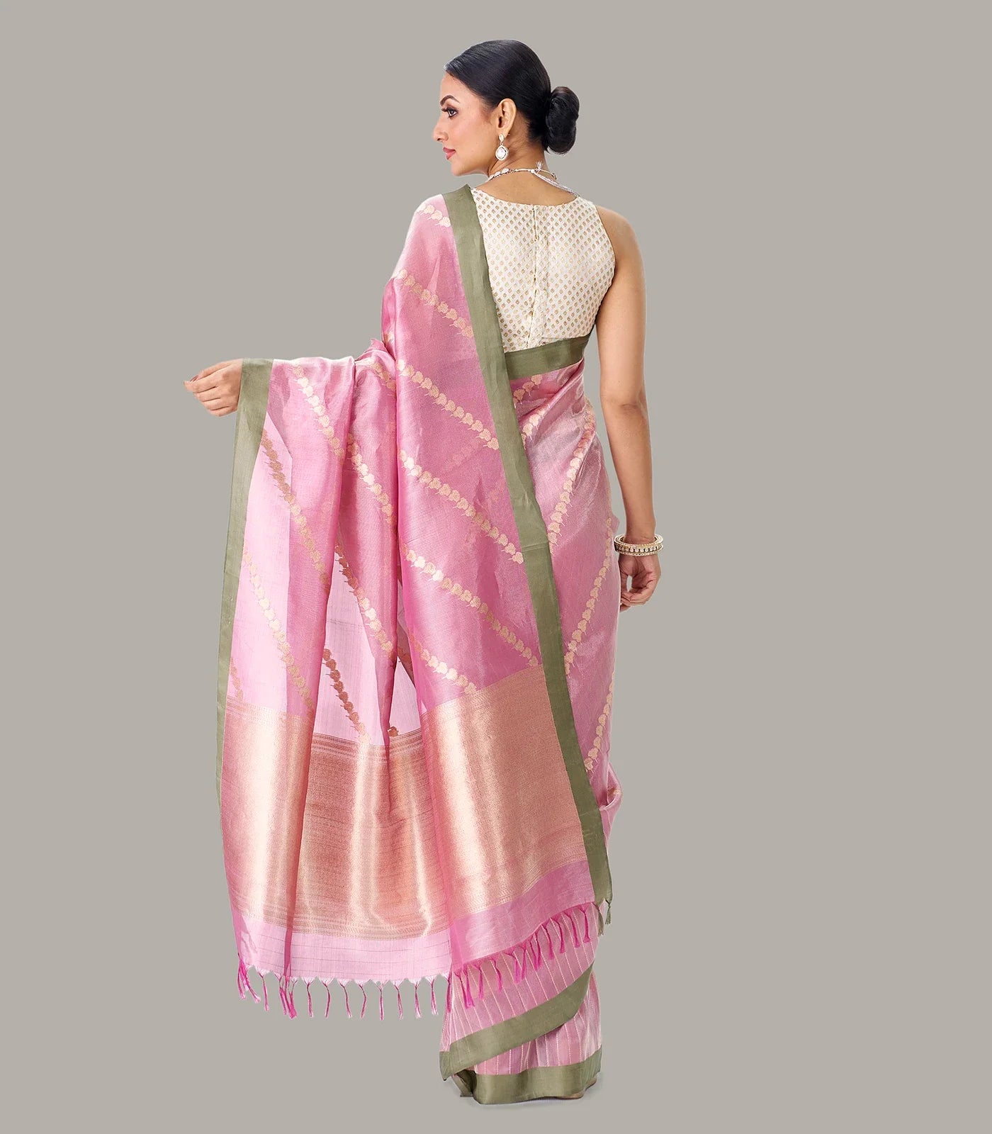 Baby Pink Handloom Banarasi Silk Saree With Diagonal Floral Motifs