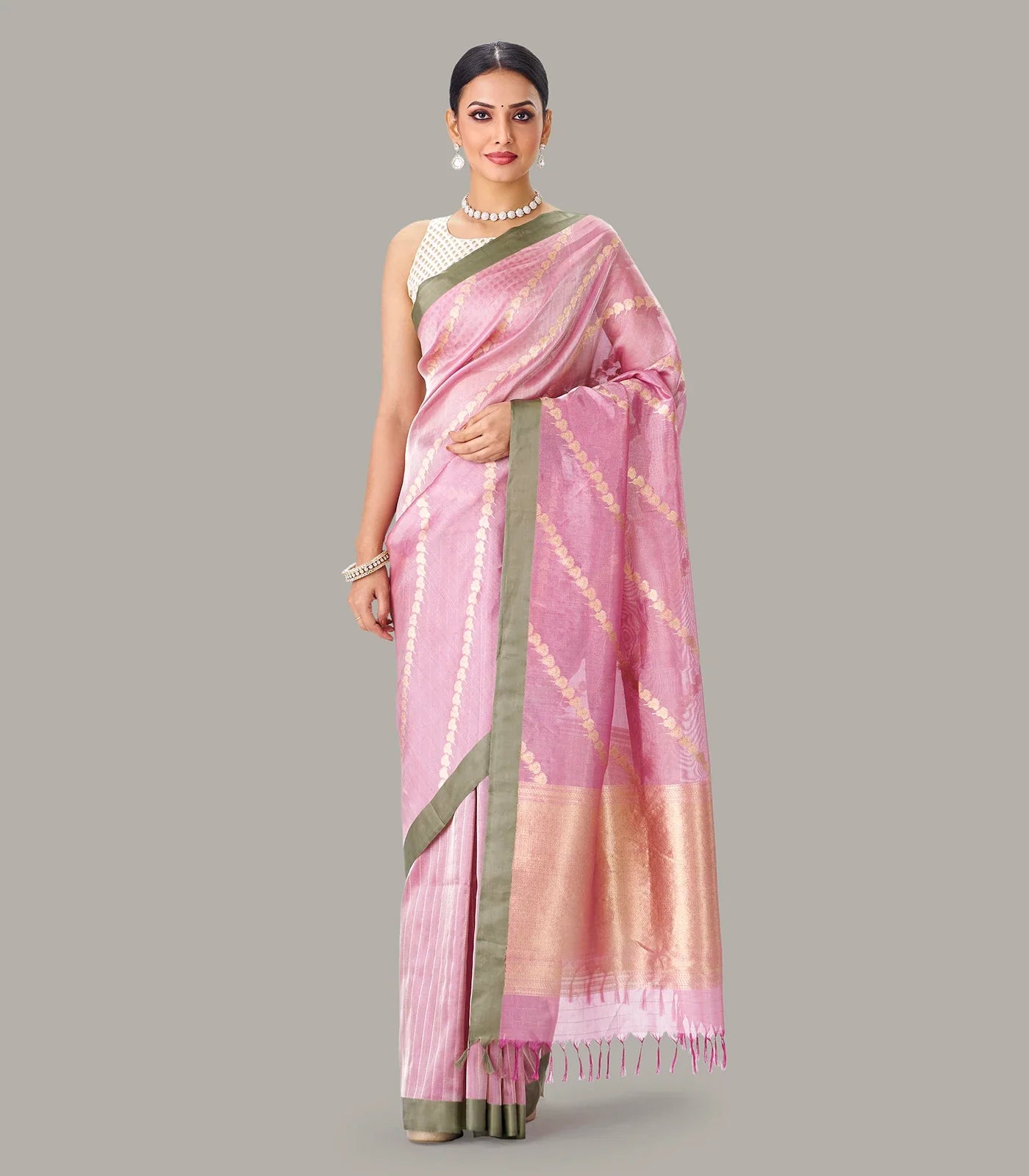 Baby Pink Handloom Banarasi Silk Saree With Diagonal Floral Motifs
