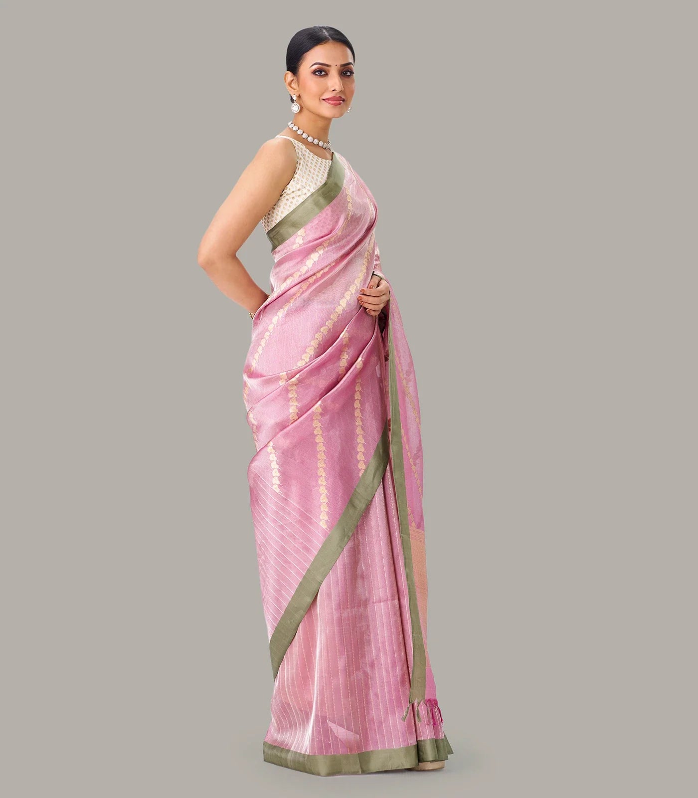 Baby Pink Handloom Banarasi Silk Saree With Diagonal Floral Motifs