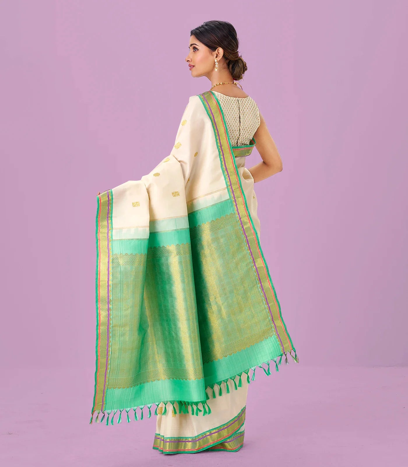 Cream Handloom Kanchipuram Silk Saree With Zari Buttas & Contrast Border