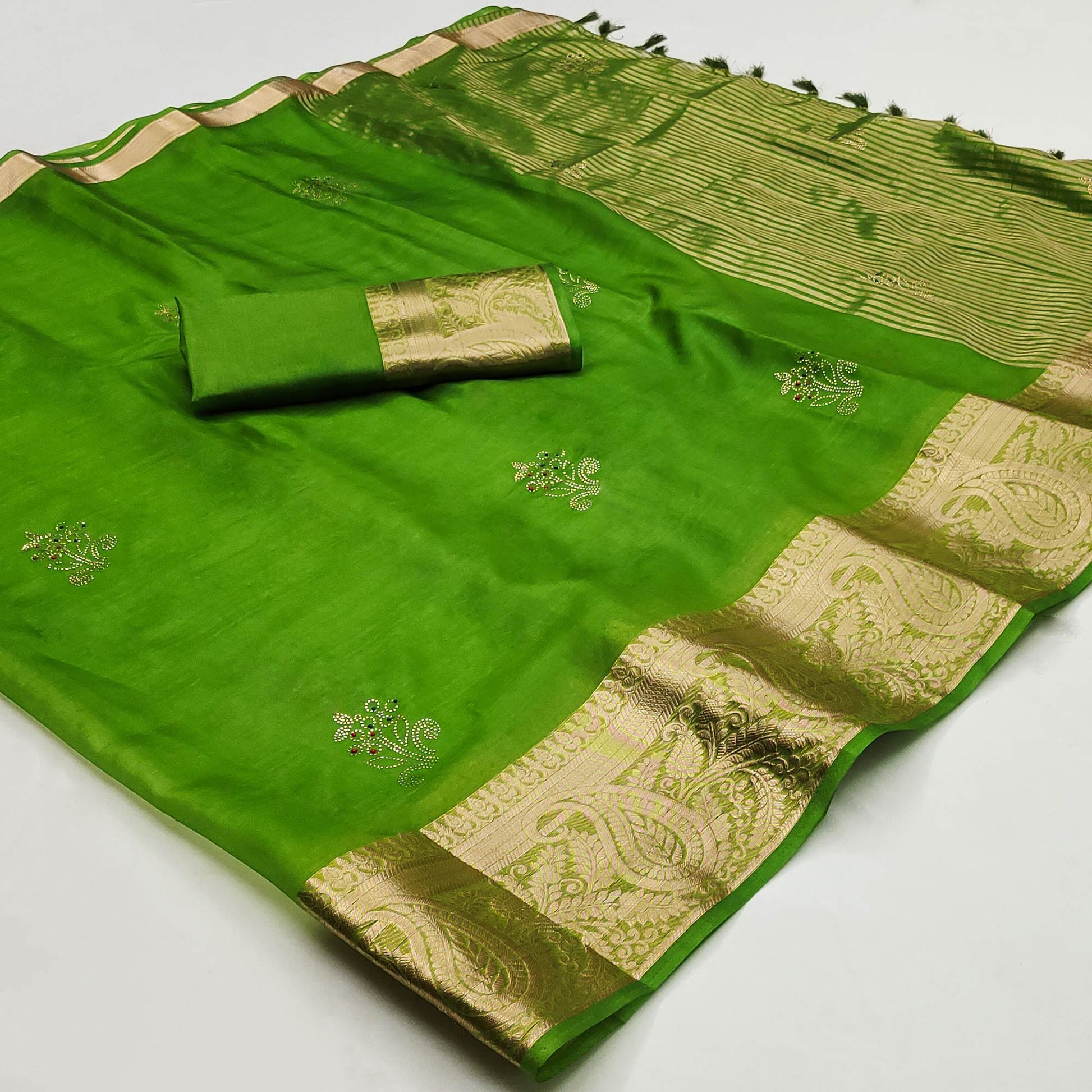 green-floral-foil-with-woven-border-organza-saree-1