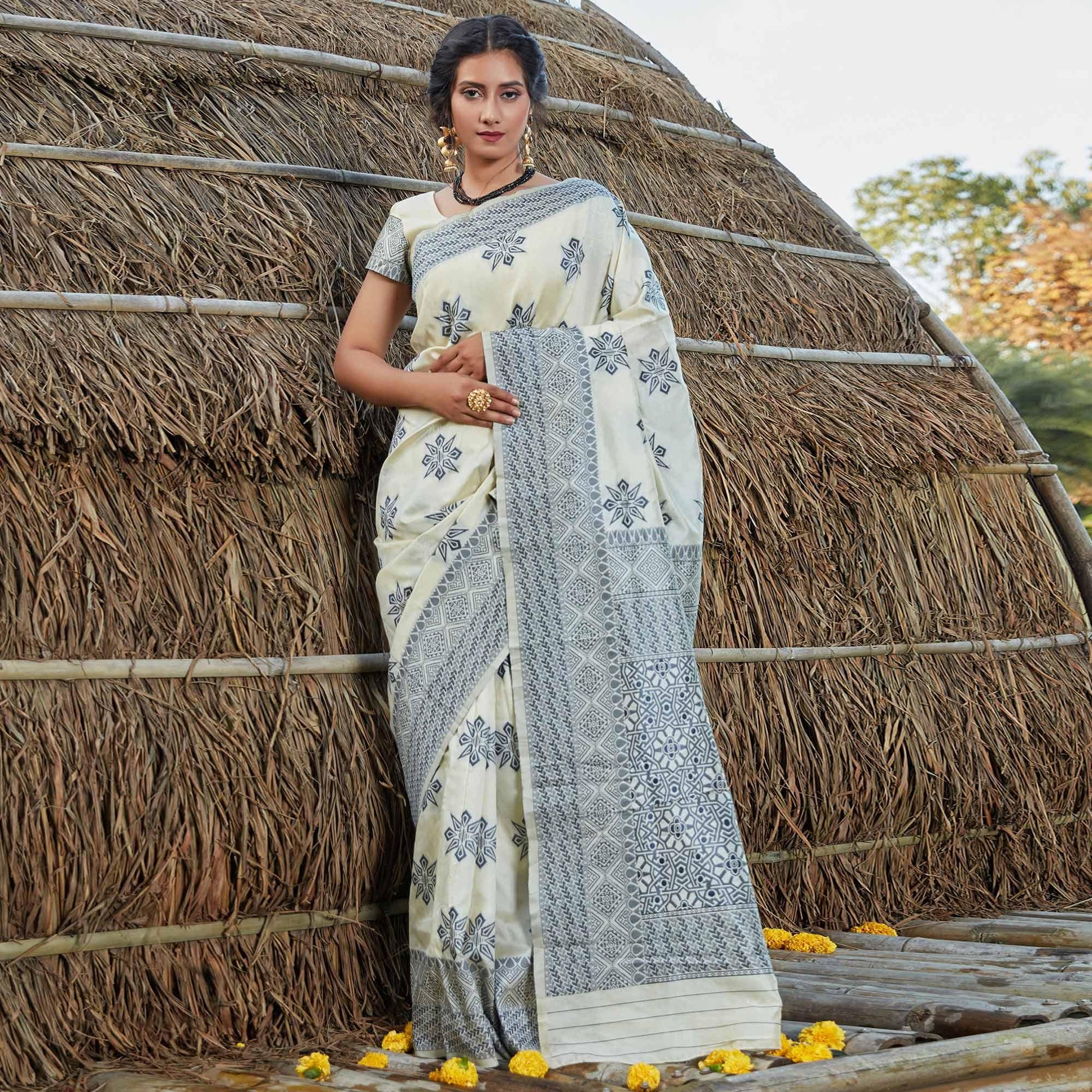 Flamboyant Offwhite Colored Festive Wear Woven Banarasi Silk Saree